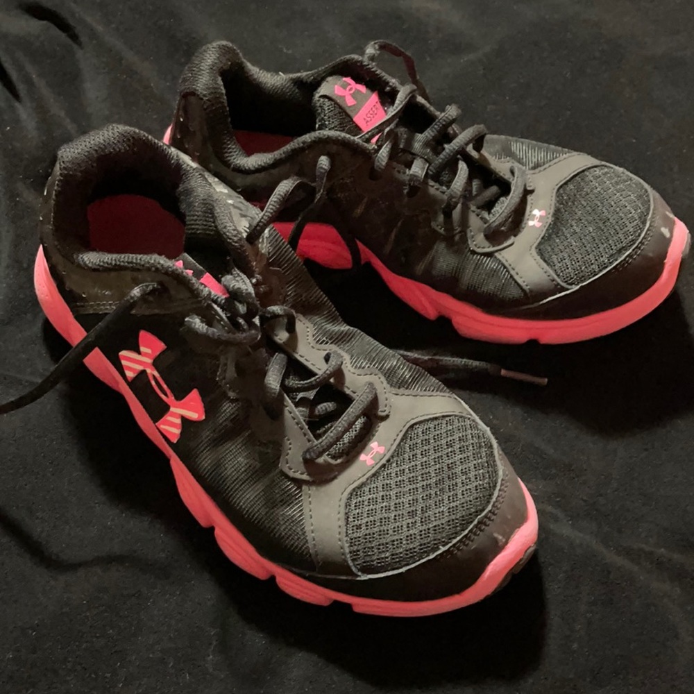 Girls ua tennis shoes